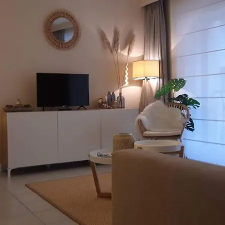 شقة Cozy And Spacious Flat In A Prime Location By The Sea